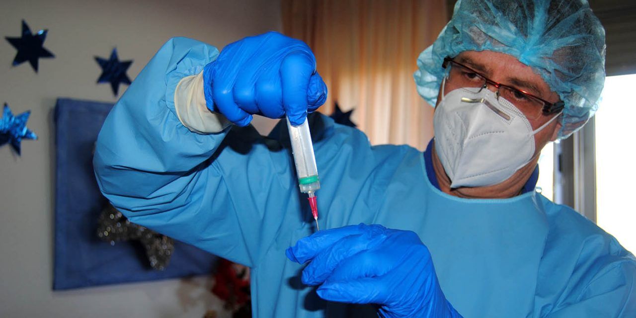 Andalucía adelanta la vacunación a la población de 79 a 70 años
