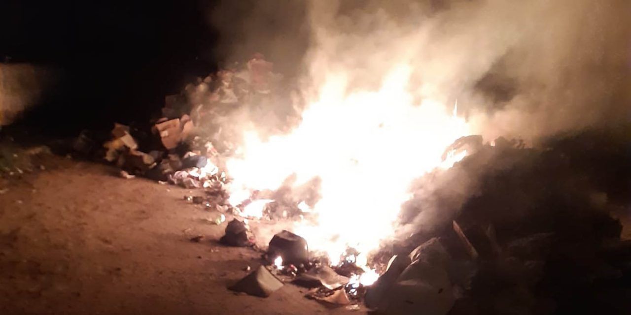 Cenizas sin apagar prenden 4.500 kilos de basura recogidos por un camión de Resurja en el barrio de San Gonzalo de Linares