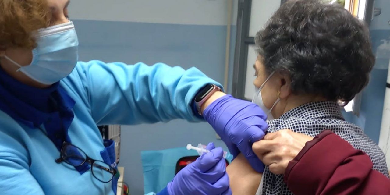 Linares arranca con la vacunación de las personas mayores de 80 años