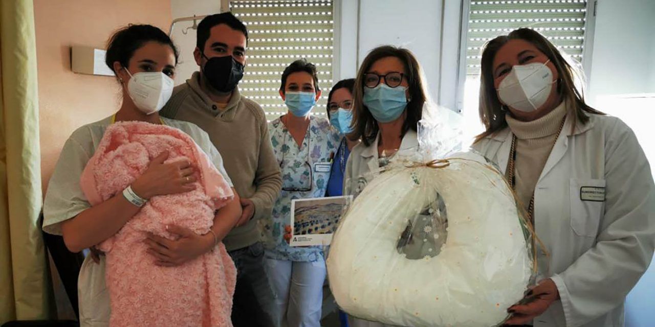 El Hospital de Linares obsequia a la madre del único bebé nacido el Día de Andalucía