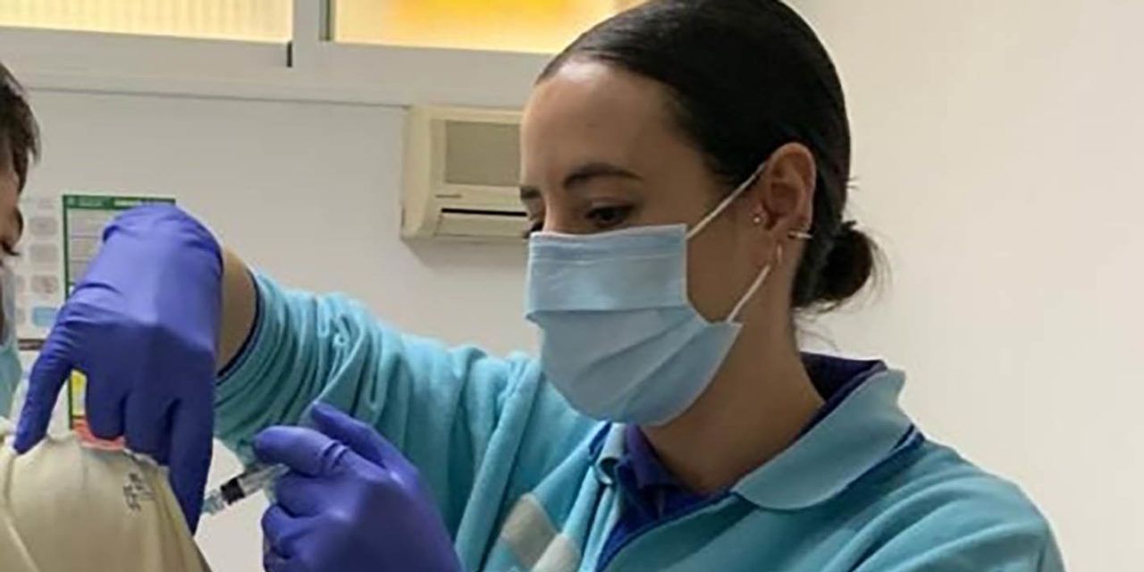 Salud y Familias vacuna en Jaén a 5.800 adolescentes de la meningitis ACWY