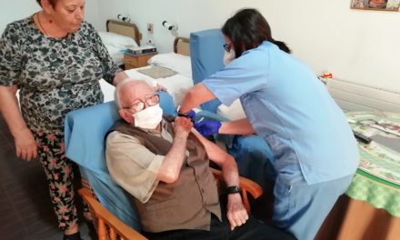 Comienza la administración de la tercera dosis de la vacuna contra COVID-19 en residencias de mayores de Linares