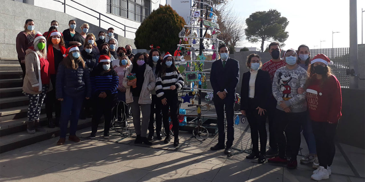 El Centro Público de Formación para el Empleo de Linares felicita la Navidad con un árbol hecho con material reciclado y aplicando lo aprendido