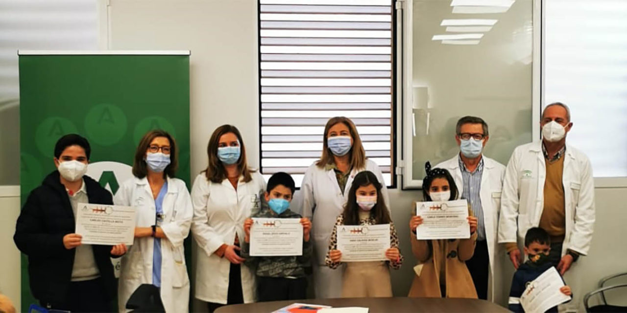 Los centros sanitarios de Linares entregan los premios a los ganadores del concurso de tarjetas navideñas