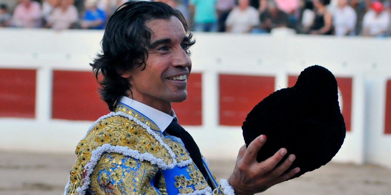 Curro Díaz condecorado con la Bandera de Andalucía de las Artes