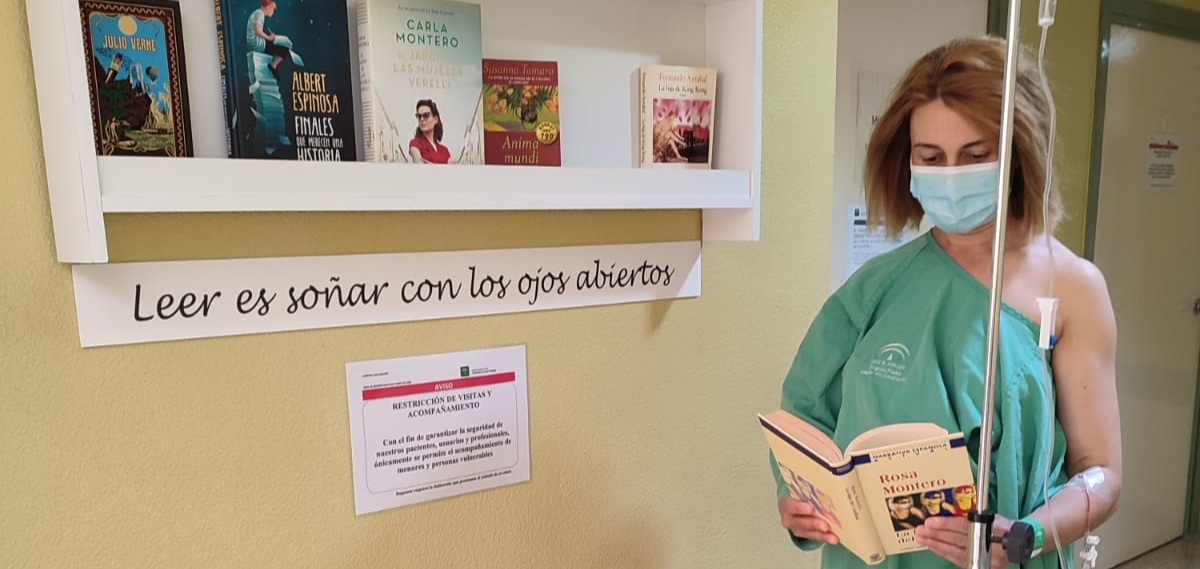 El Hospital de Linares crea puntos de lectura destinados a pacientes y familiares