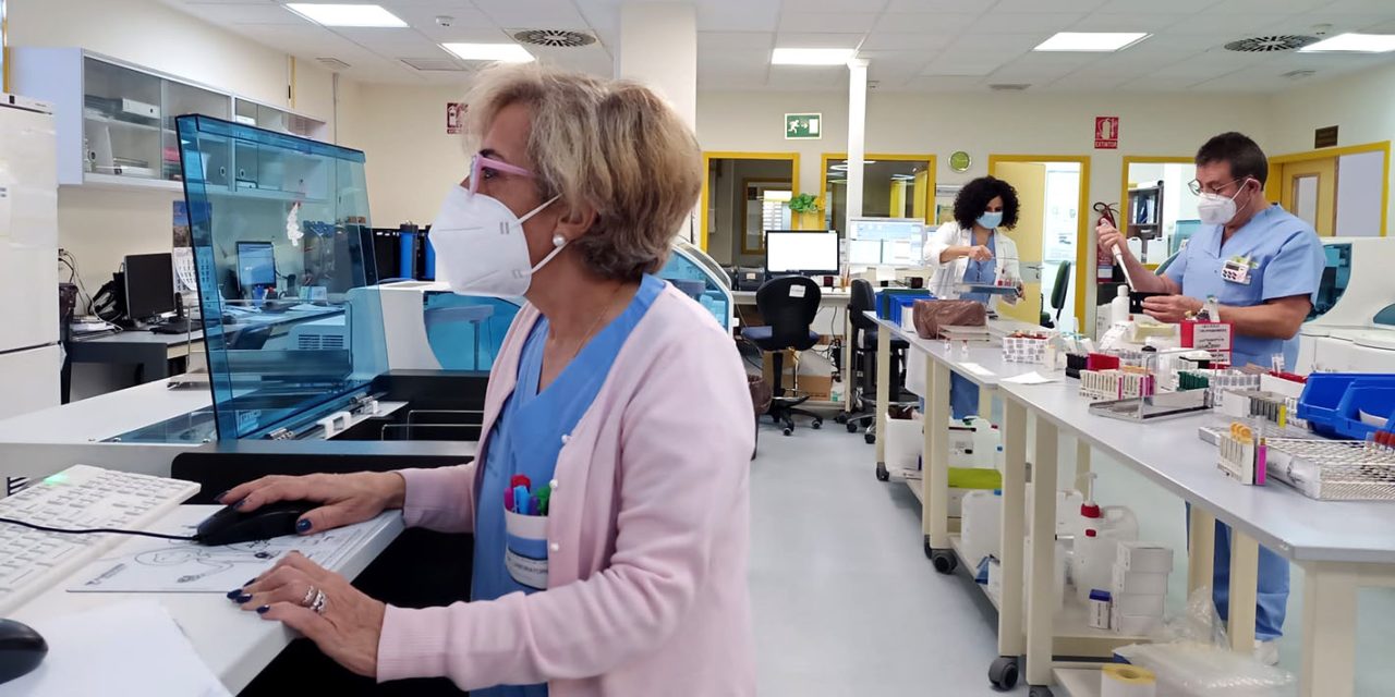 El Hospital de Linares realiza 2 millones de pruebas analíticas en su Laboratorio