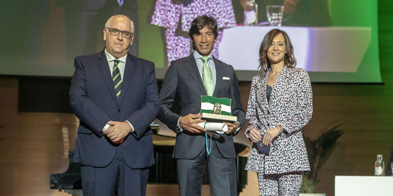 Curro Díaz recibe su Bandera de Andalucía