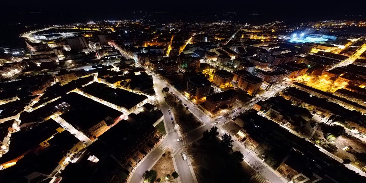 La renovación integral de las luminarias de la ciudad y de la Estación de Linares-Baeza se encuentra a un 50% de ejecución