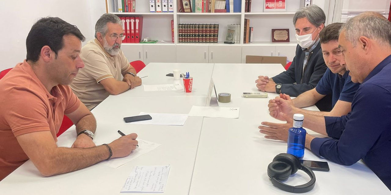 El PSOE de Linares se reúne con la Plataforma en Defensa de la UJA