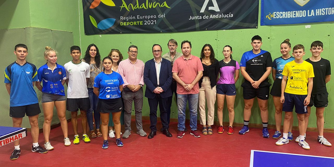 José Ayala visita las instalaciones del Real Club de Tenis de Mesa de Linares