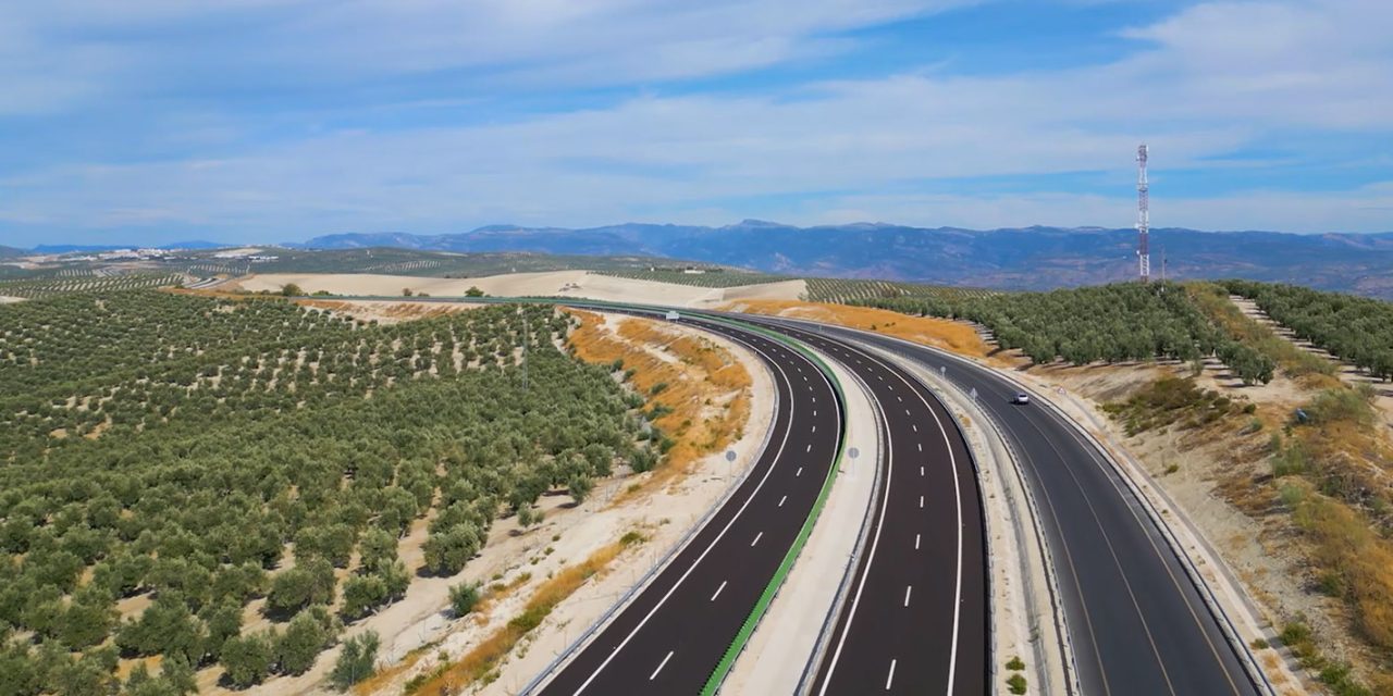 En servicio del tramo de la A-32 entre Torreperogil y Villacarrillo