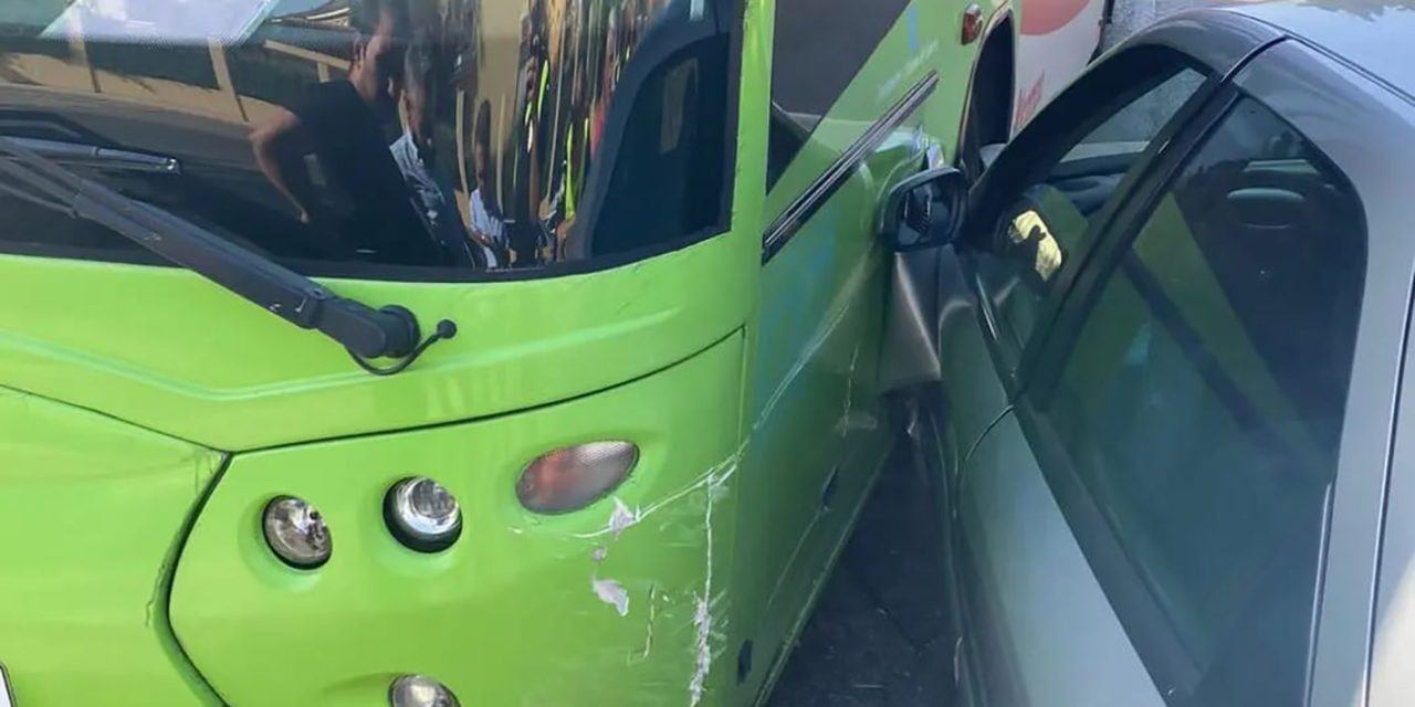 SUCESOS | Un vehículo se estampa contra el bus urbano en Linares