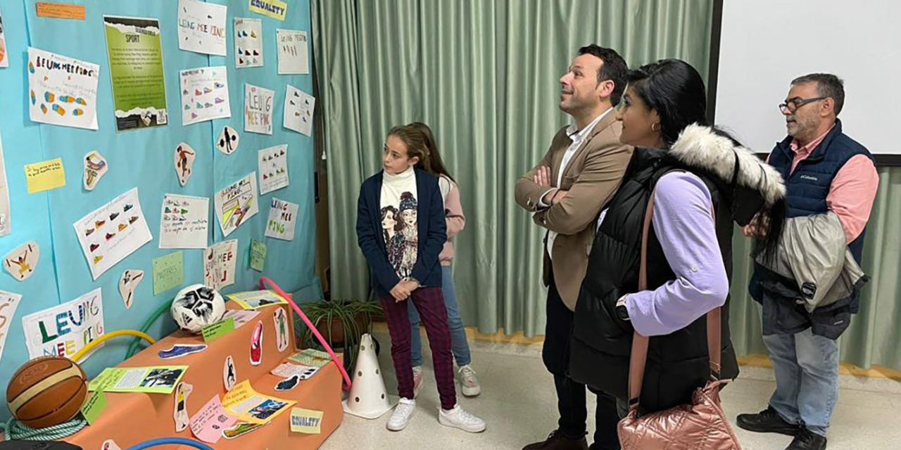 ESPECIAL 25N | El alumnado del CEIP Marqueses de Linares realiza una exposición artística `Wear my shoes’ con motivo del 25N