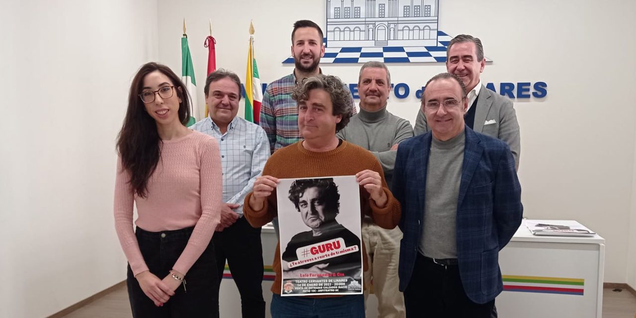 VÍDEO | Lolo Fernández retorna al Teatro Cervantes hecho un «Gurú»