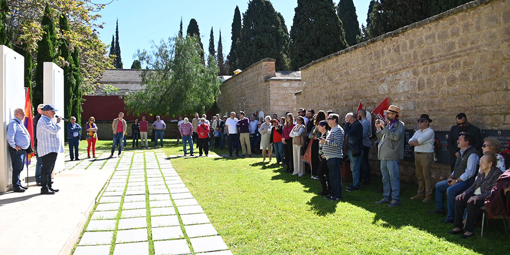 Homenaje a las víctimas enterradas en la fosa del Patio de San Diego del Cementerio de Linares