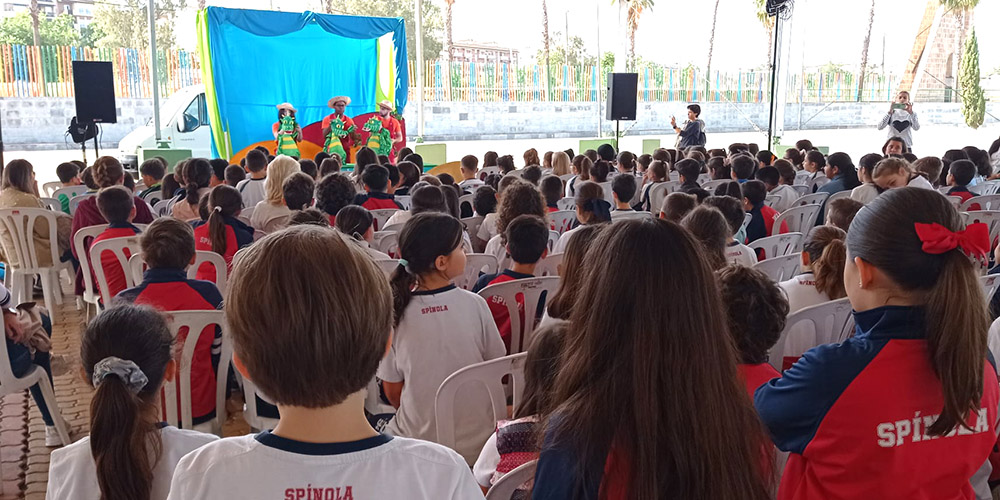 300 escolares acuden a la representación teatral «El dragón de color Fresón»