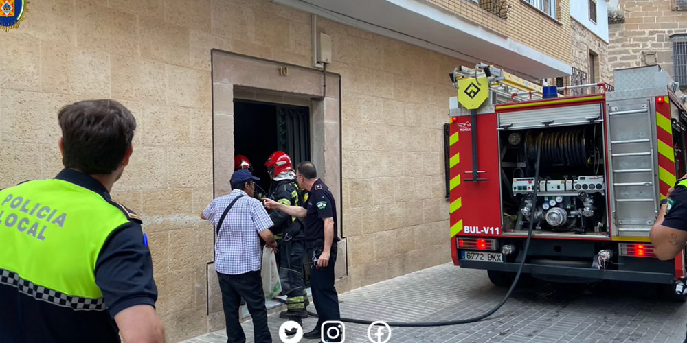 SUCESOS | Policía y bomberos intervienen en un incendio en la calle Yanguas Jiménez