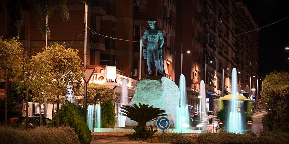 Fuentes iluminadas en Linares por el Día Internacional de las Personas Ostomizadas