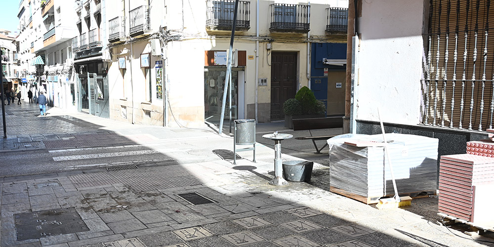 Plan de reposición de acerados dañados en cuatro calles del centro de Linares