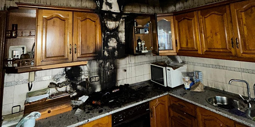 SUCESOS | Rescatado un matrimonio que se encontraba semiinconsciente tras incendiarse su vivienda en Linares