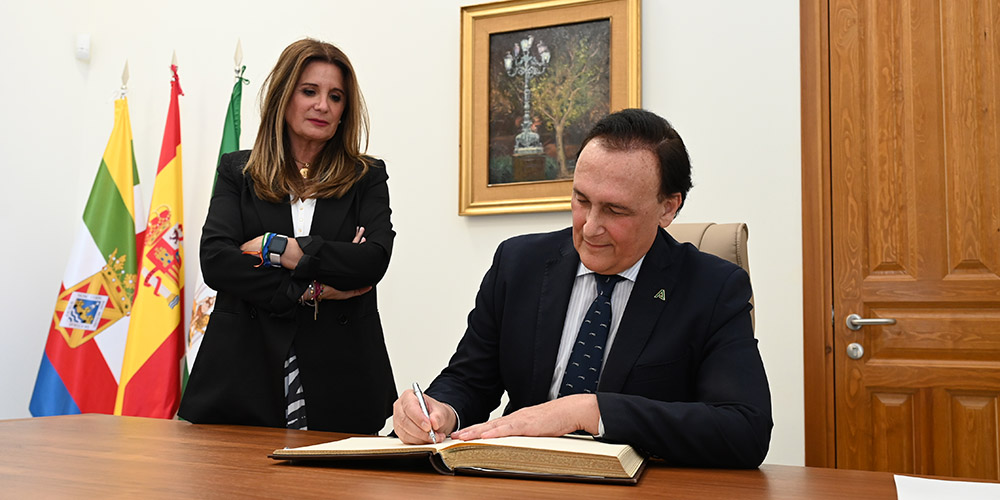 Visita institucional del consejero de Universidad al Ayuntamiento de Linares