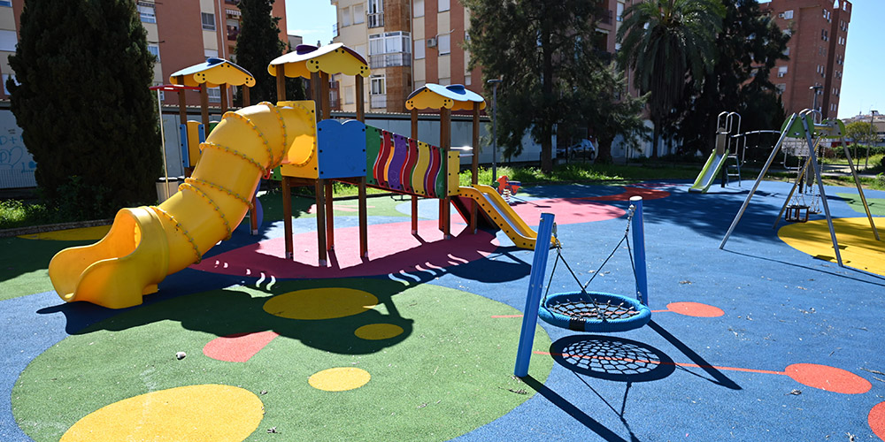 Linares mejora ocho de sus parques infantiles