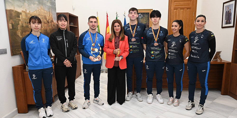 La alcaldesa recibe al equipo del RCTM Linares tras ganar la medalla de bronce en la Copa del Rey de Tenis de Mesa