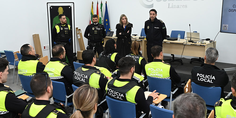La Policía Local de Linares se forma en el manejo del dispositivo electrónico de control ‘Taser’