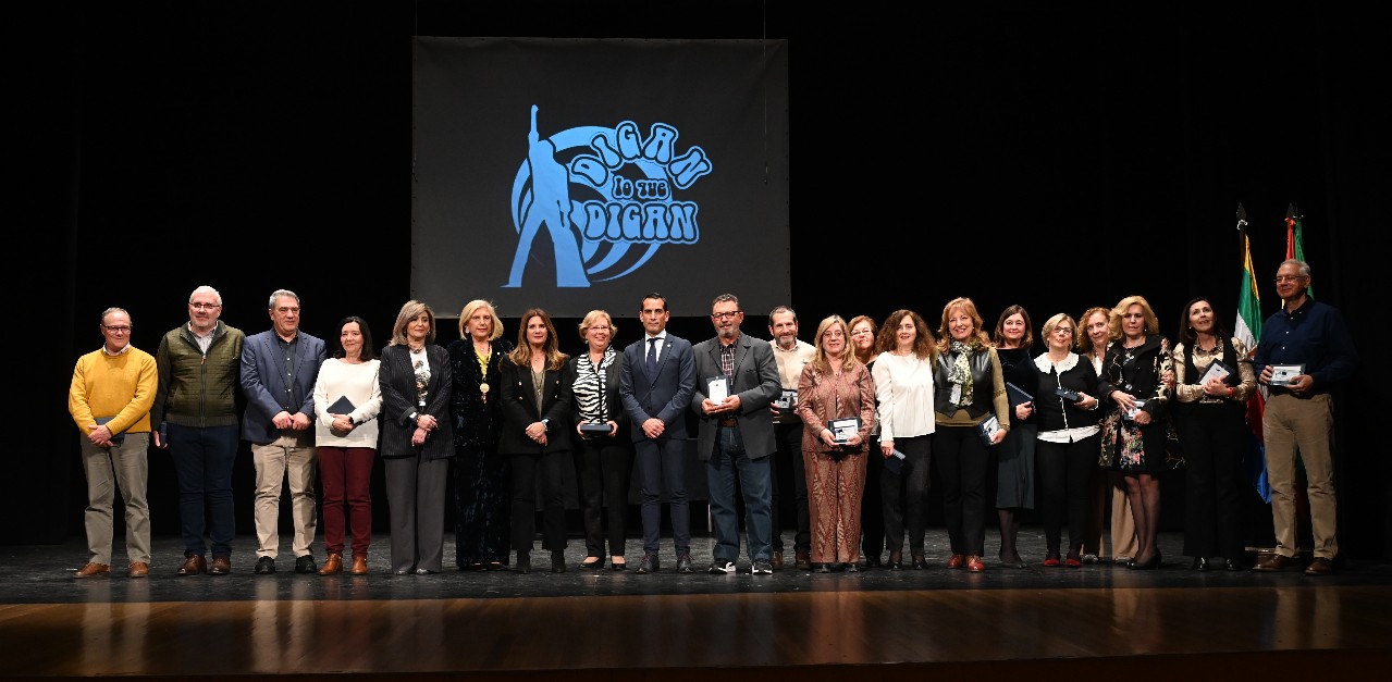 Linares rinde homenaje a una treintena de docentes jubilados