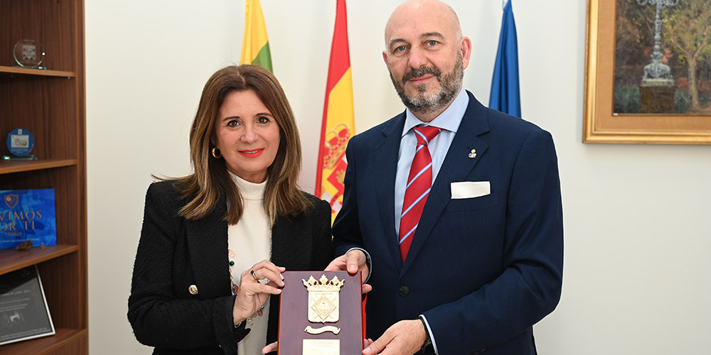 Auxi del Olmo recibe al pregonero de la Semana Santa de Linares 2024