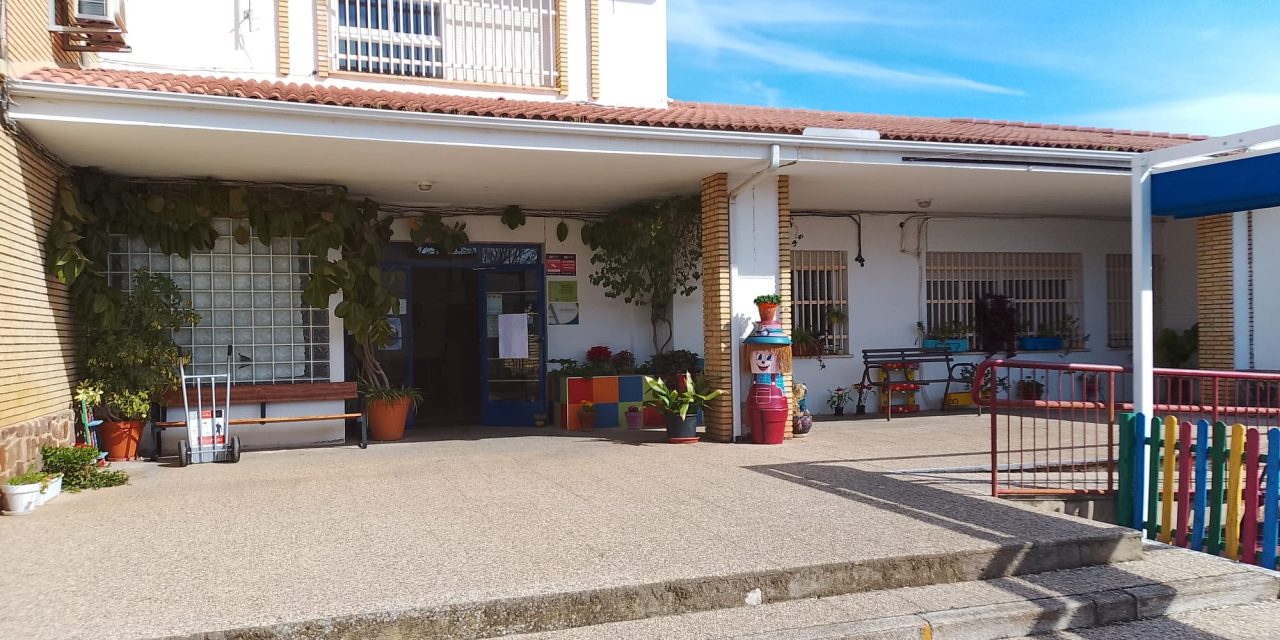 El Colegio de Educación Especial Virgen de Linarejos de Linares organiza mercadillo solidario de primavera