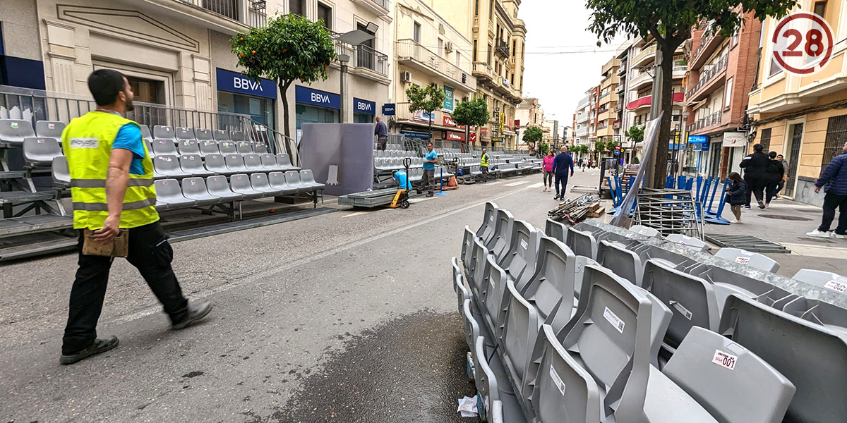 Preparativos para la Semana Santa de Linares: Montaje de tribunas y preocupación por la meteorología