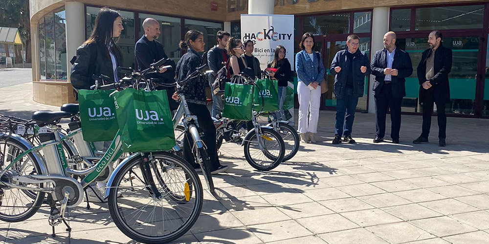 Entrega de 4 bicicletas eléctricas en Linares a los ganadores de los programas de movilidad sostenible de la UJA