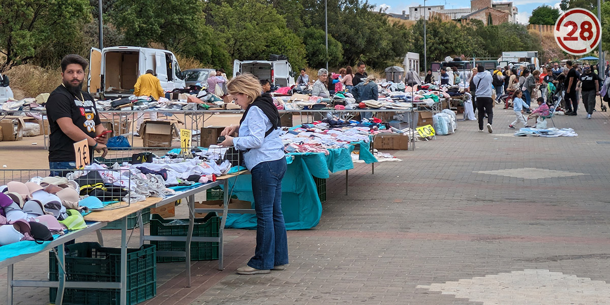 Linares proyecta nuevas acciones para potenciar el mercadillo