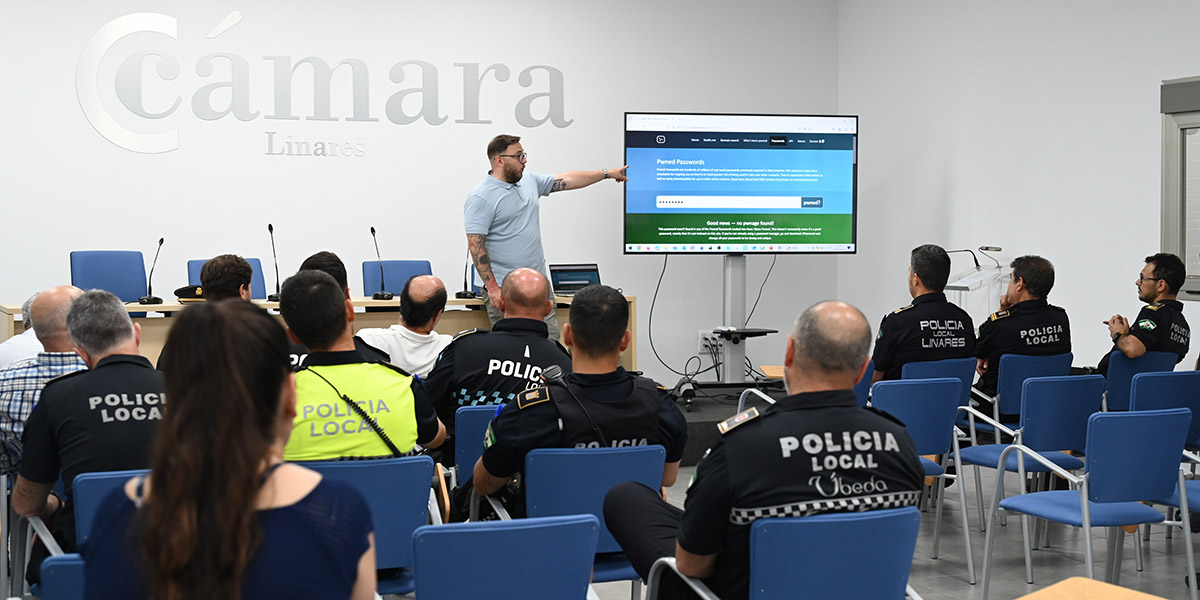 La Escuela de Seguridad Pública de Linares sigue con su formación en ciberseguridad