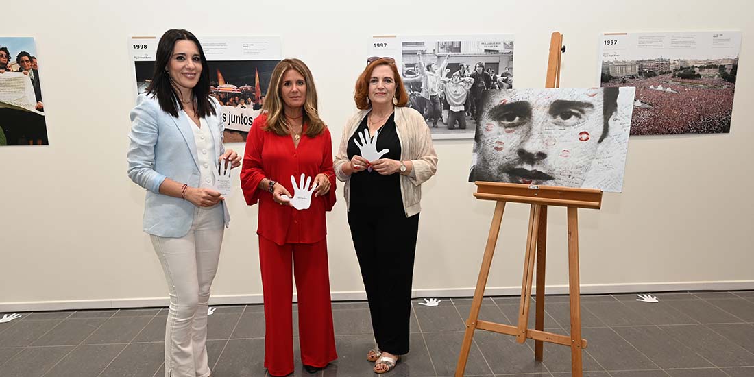 Inaugurada la exposición ‘La voz de las manos blancas’ de la Fundación Miguel Ángel Blanco