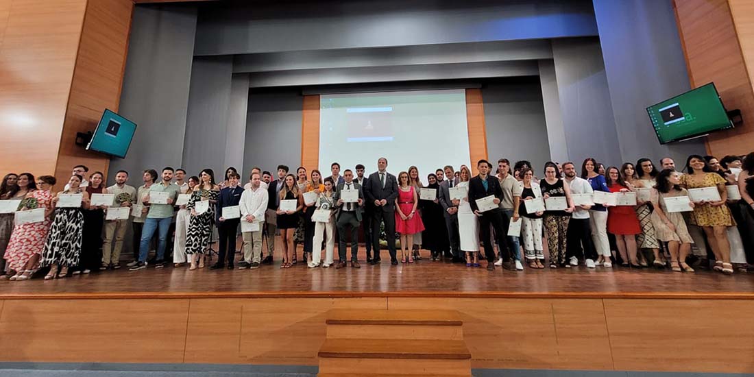 El Rector destaca como seña de identidad de la UJA la formación integral de su alumnado, en el acto de clausura del Curso de Postgrado 2023/2024