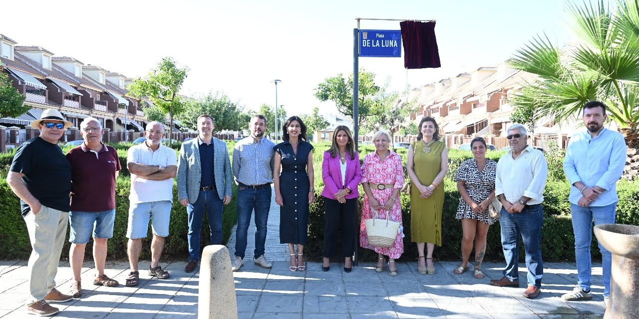 Inaugurada la nueva placa nominativa de la Plaza de la Luna